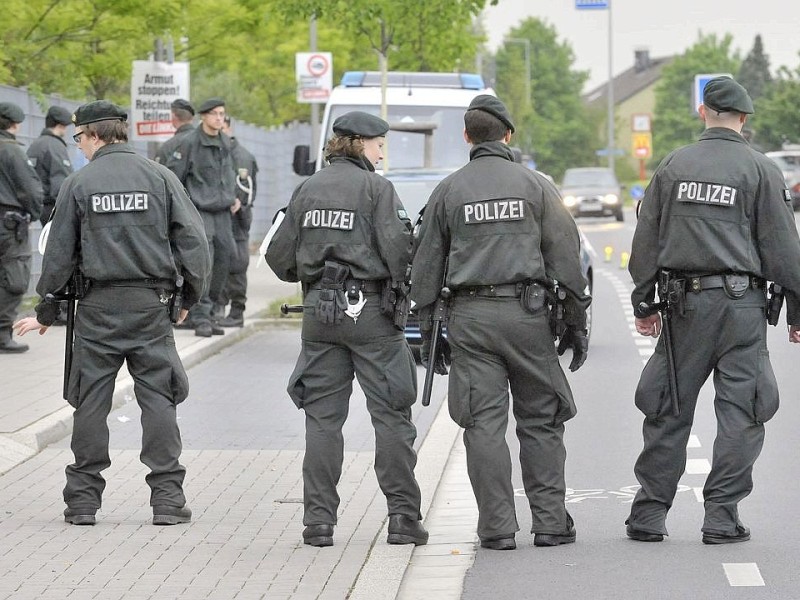 Polizei kontrolliert u.a. an der Von-Trotha-Straße in Oberhausen Sterkrade die anreisenden Rocker. Foto: Ulla Emig WAZ FotoPool