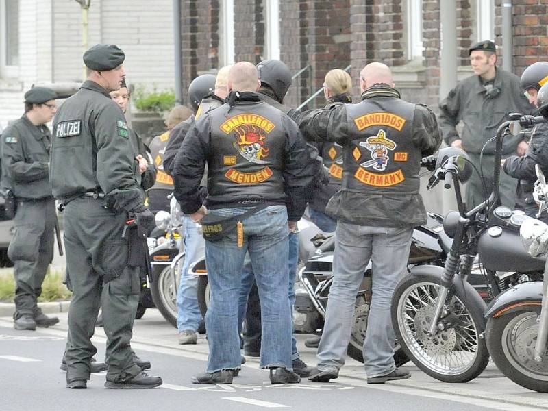 Polizei kontrolliert u.a. an der Von-Trotha-Straße in Oberhausen Sterkrade die anreisenden Rocker. Foto: Ulla Emig WAZ FotoPool