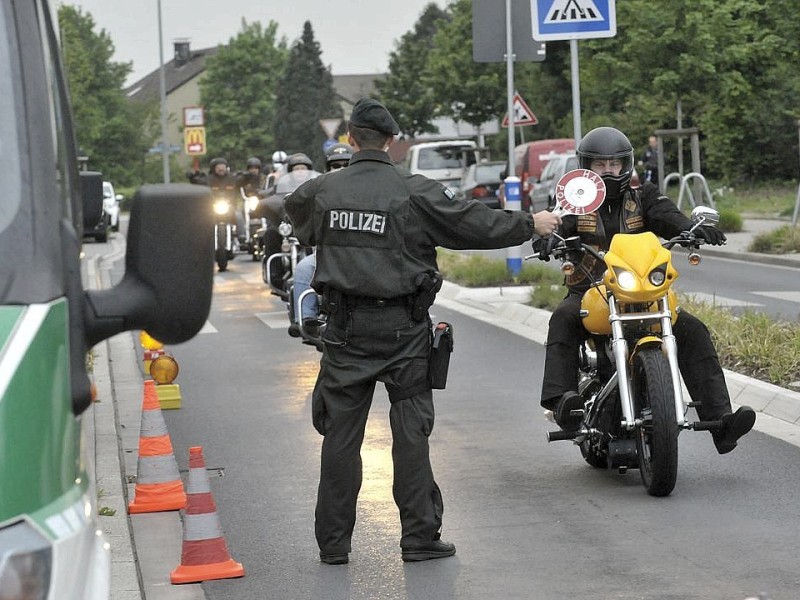 Polizei kontrolliert u.a. an der Von-Trotha-Straße in Oberhausen Sterkrade die anreisenden Rocker. Foto: Ulla Emig WAZ FotoPool