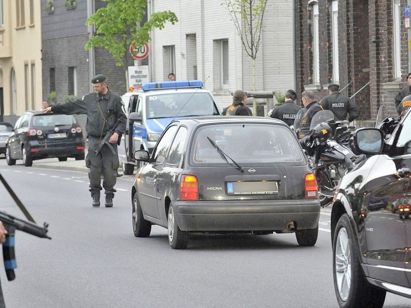 Polizei kontrolliert u.a. an der Von-Trotha-Straße in Oberhausen Sterkrade die anreisenden Rocker. Foto: Ulla Emig WAZ FotoPool