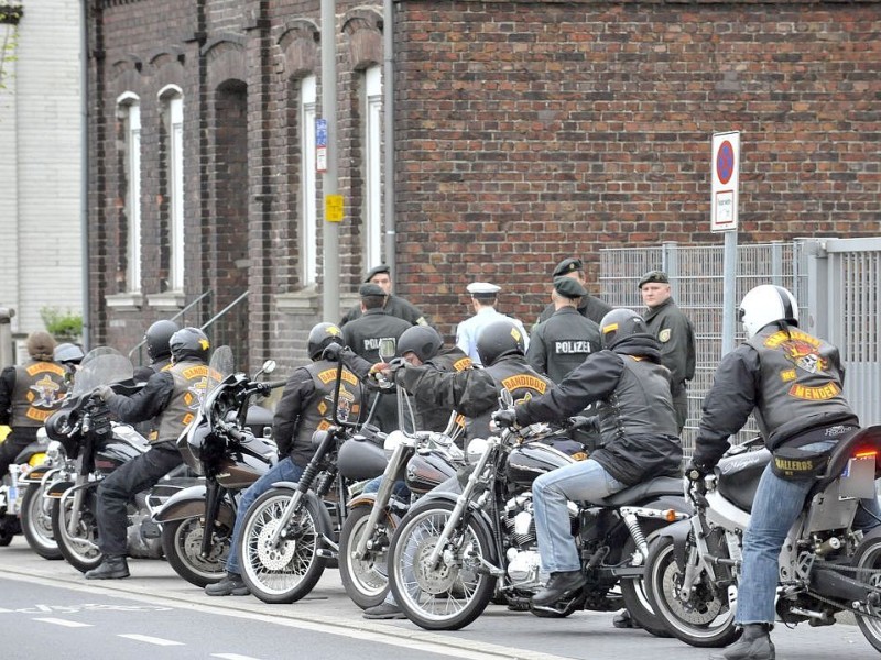 Polizei kontrolliert u.a. an der Von-Trotha-Straße in Oberhausen Sterkrade die anreisenden Rocker. Foto: Ulla Emig WAZ FotoPool