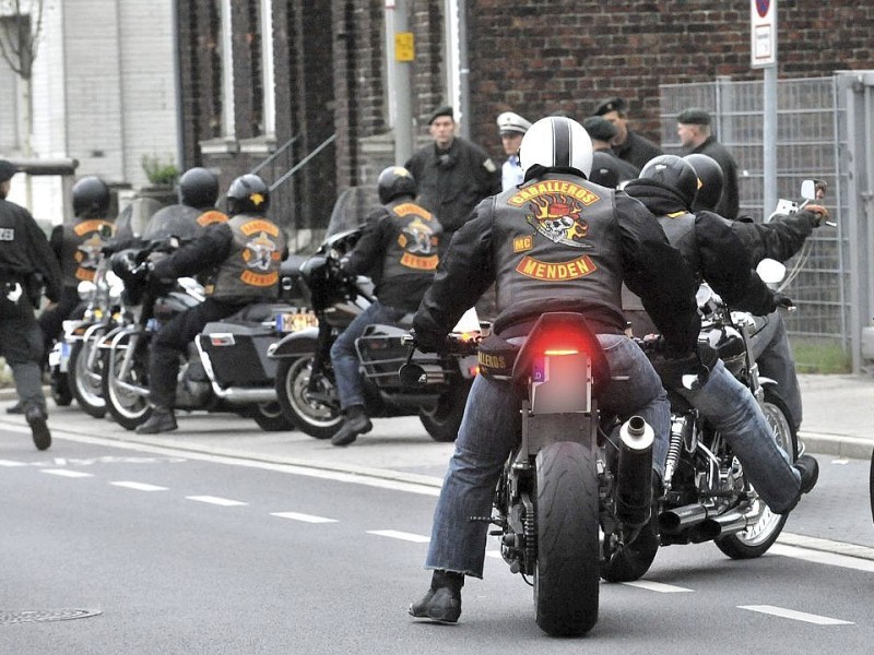 Polizei kontrolliert u.a. an der Von-Trotha-Straße in Oberhausen Sterkrade die anreisenden Rocker. Foto: Ulla Emig WAZ FotoPool
