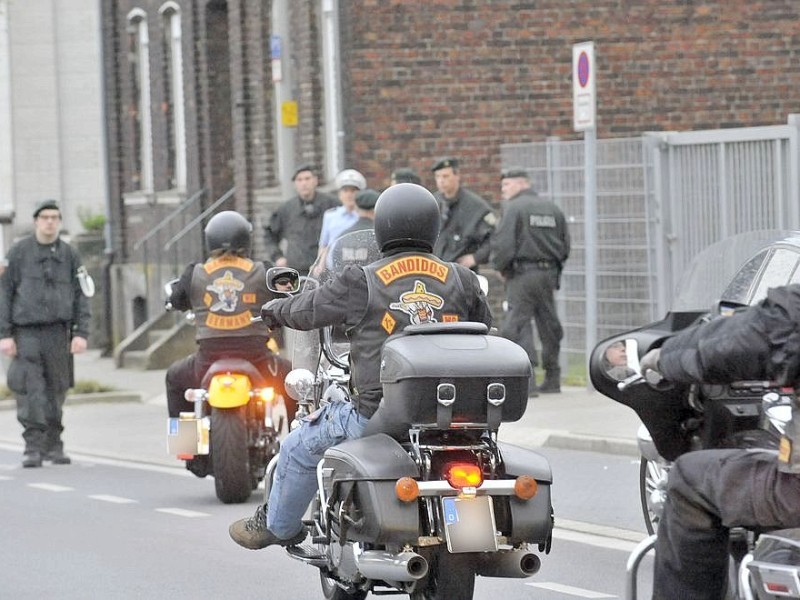 Polizei kontrolliert u.a. an der Von-Trotha-Straße in Oberhausen Sterkrade die anreisenden Rocker. Foto: Ulla Emig WAZ FotoPool