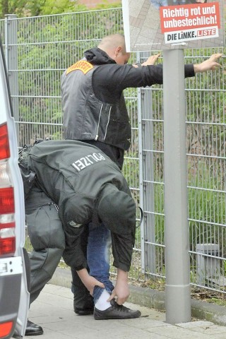 Polizei kontrolliert u.a. an der Von-Trotha-Straße in Oberhausen Sterkrade die anreisenden Rocker. Foto: Ulla Emig WAZ FotoPool
