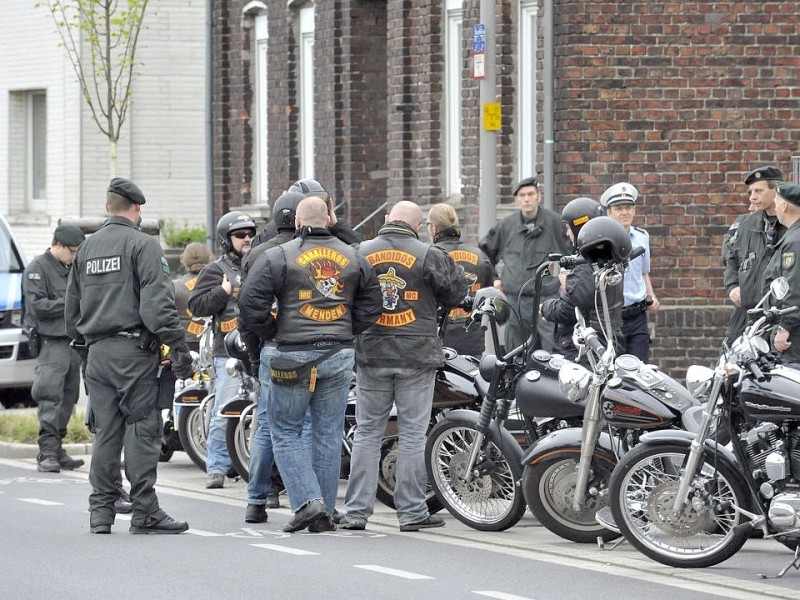 Polizei kontrolliert u.a. an der Von-Trotha-Straße in Oberhausen Sterkrade die anreisenden Rocker. Foto: Ulla Emig WAZ FotoPool