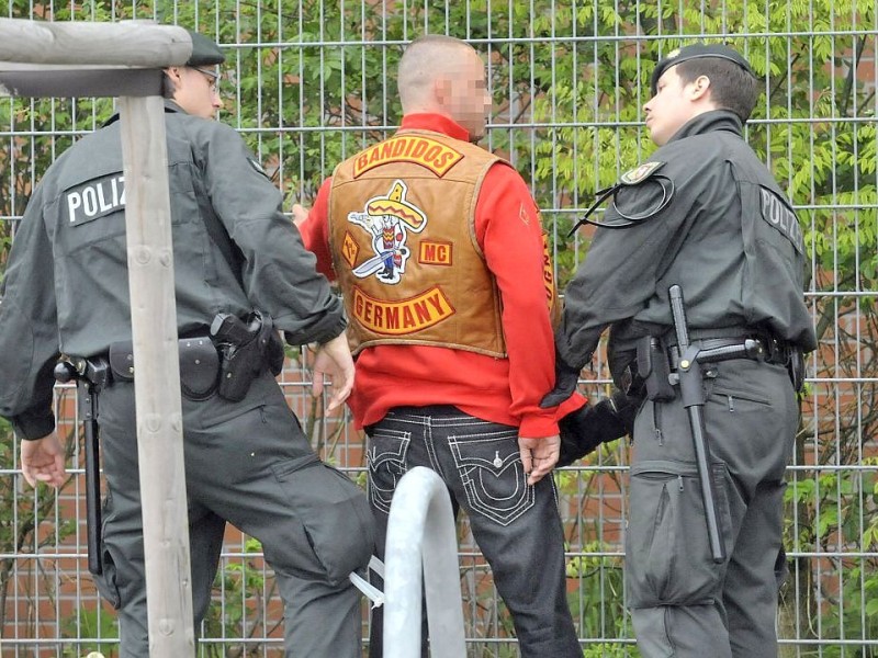 Polizei kontrolliert u.a. an der Von-Trotha-Straße in Oberhausen Sterkrade die anreisenden Rocker. Foto: Ulla Emig WAZ FotoPool