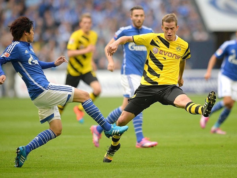 Im 145. Revierderby zwischen Schalke 04 und Borussia Dortmund gingen die Schalker schon früh in der ersten Hälfte in Führung. Es trafen Joel Matip und Eric-Maxim Choupou-Moting. Der Anschlusstreffer von BVB-Stürmer Pierre-Emerick Aubameyang reichte für die Borussia nicht, um das Spiel zu drehen.