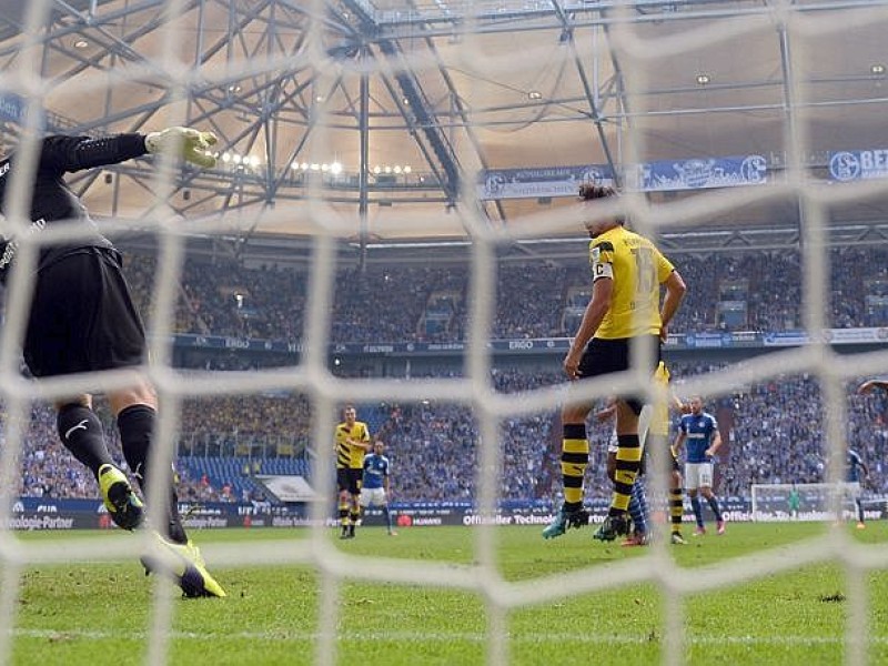 Im 145. Revierderby zwischen Schalke 04 und Borussia Dortmund gingen die Schalker schon früh in der ersten Hälfte in Führung. Es trafen Joel Matip und Eric-Maxim Choupou-Moting. Der Anschlusstreffer von BVB-Stürmer Pierre-Emerick Aubameyang reichte für die Borussia nicht, um das Spiel zu drehen.