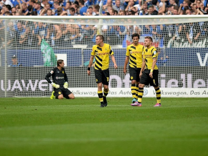 Im 145. Revierderby zwischen Schalke 04 und Borussia Dortmund gingen die Schalker schon früh in der ersten Hälfte in Führung. Es trafen Joel Matip und Eric-Maxim Choupou-Moting. Der Anschlusstreffer von BVB-Stürmer Pierre-Emerick Aubameyang reichte für die Borussia nicht, um das Spiel zu drehen.