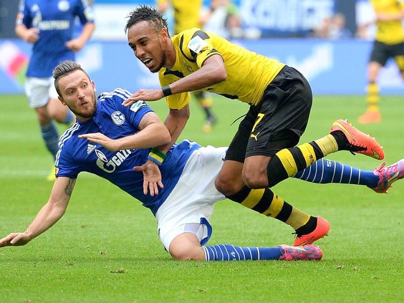 Im 145. Revierderby zwischen Schalke 04 und Borussia Dortmund gingen die Schalker schon früh in der ersten Hälfte in Führung. Es trafen Joel Matip und Eric-Maxim Choupou-Moting. Der Anschlusstreffer von BVB-Stürmer Pierre-Emerick Aubameyang reichte für die Borussia nicht, um das Spiel zu drehen.