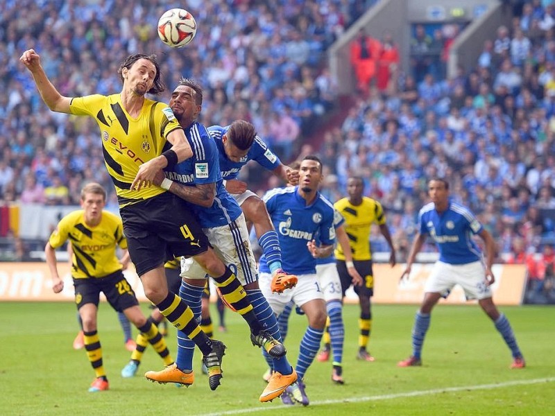 Im 145. Revierderby zwischen Schalke 04 und Borussia Dortmund gingen die Schalker schon früh in der ersten Hälfte in Führung. Es trafen Joel Matip und Eric-Maxim Choupou-Moting. Der Anschlusstreffer von BVB-Stürmer Pierre-Emerick Aubameyang reichte für die Borussia nicht, um das Spiel zu drehen.