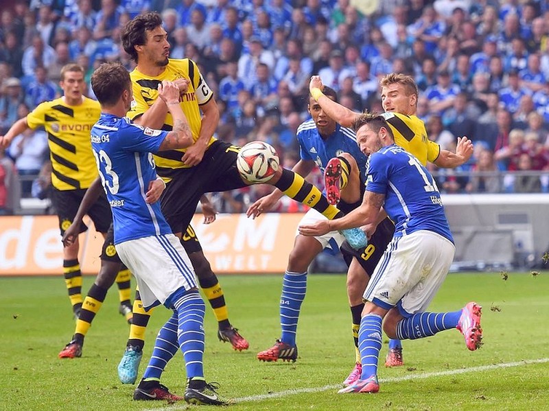 Im 145. Revierderby zwischen Schalke 04 und Borussia Dortmund gingen die Schalker schon früh in der ersten Hälfte in Führung. Es trafen Joel Matip und Eric-Maxim Choupou-Moting. Der Anschlusstreffer von BVB-Stürmer Pierre-Emerick Aubameyang reichte für die Borussia nicht, um das Spiel zu drehen.