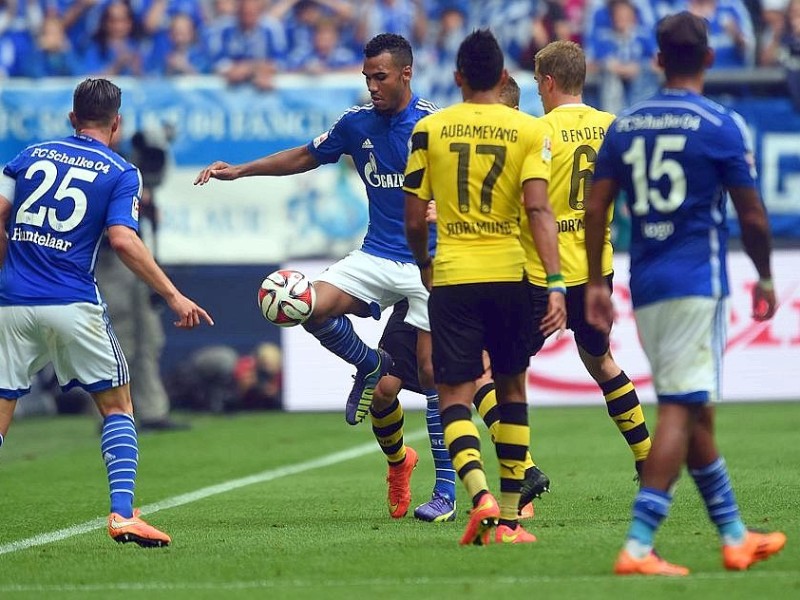 Im 145. Revierderby zwischen Schalke 04 und Borussia Dortmund gingen die Schalker schon früh in der ersten Hälfte in Führung. Es trafen Joel Matip und Eric-Maxim Choupou-Moting. Der Anschlusstreffer von BVB-Stürmer Pierre-Emerick Aubameyang reichte für die Borussia nicht, um das Spiel zu drehen.