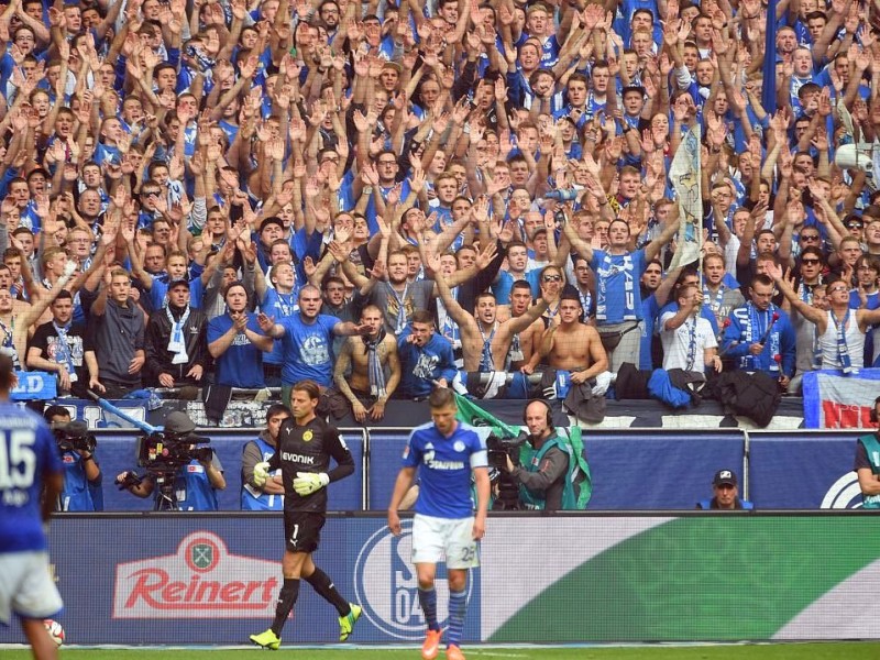 Im 145. Revierderby zwischen Schalke 04 und Borussia Dortmund gingen die Schalker schon früh in der ersten Hälfte in Führung. Es trafen Joel Matip und Eric-Maxim Choupou-Moting. Der Anschlusstreffer von BVB-Stürmer Pierre-Emerick Aubameyang reichte für die Borussia nicht, um das Spiel zu drehen.