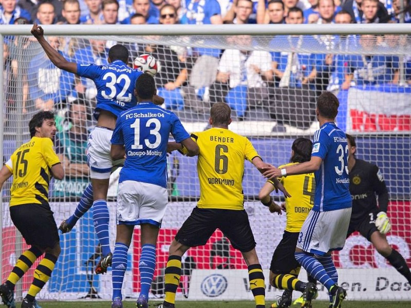 Im 145. Revierderby zwischen Schalke 04 und Borussia Dortmund gingen die Schalker schon früh in der ersten Hälfte in Führung. Es trafen Joel Matip und Eric-Maxim Choupou-Moting. Der Anschlusstreffer von BVB-Stürmer Pierre-Emerick Aubameyang reichte für die Borussia nicht, um das Spiel zu drehen.
