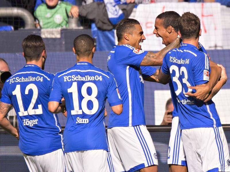 Im 145. Revierderby zwischen Schalke 04 und Borussia Dortmund gingen die Schalker schon früh in der ersten Hälfte in Führung. Es trafen Joel Matip und Eric-Maxim Choupou-Moting. Der Anschlusstreffer von BVB-Stürmer Pierre-Emerick Aubameyang reichte für die Borussia nicht, um das Spiel zu drehen.