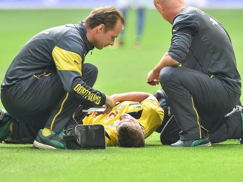Im 145. Revierderby zwischen Schalke 04 und Borussia Dortmund gingen die Schalker schon früh in der ersten Hälfte in Führung. Es trafen Joel Matip und Eric-Maxim Choupou-Moting. Der Anschlusstreffer von BVB-Stürmer Pierre-Emerick Aubameyang reichte für die Borussia nicht, um das Spiel zu drehen.