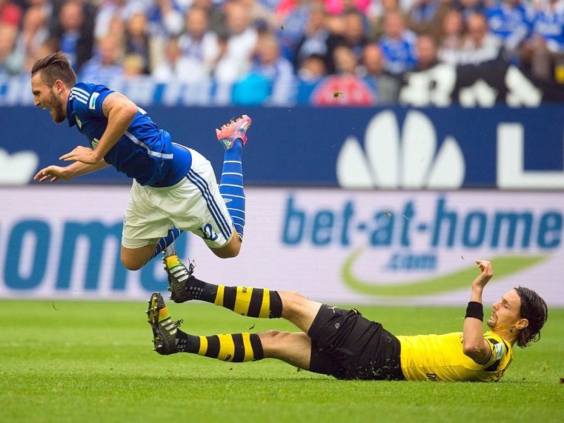 Im 145. Revierderby zwischen Schalke 04 und Borussia Dortmund gingen die Schalker schon früh in der ersten Hälfte in Führung. Es trafen Joel Matip und Eric-Maxim Choupou-Moting. Der Anschlusstreffer von BVB-Stürmer Pierre-Emerick Aubameyang reichte für die Borussia nicht, um das Spiel zu drehen.