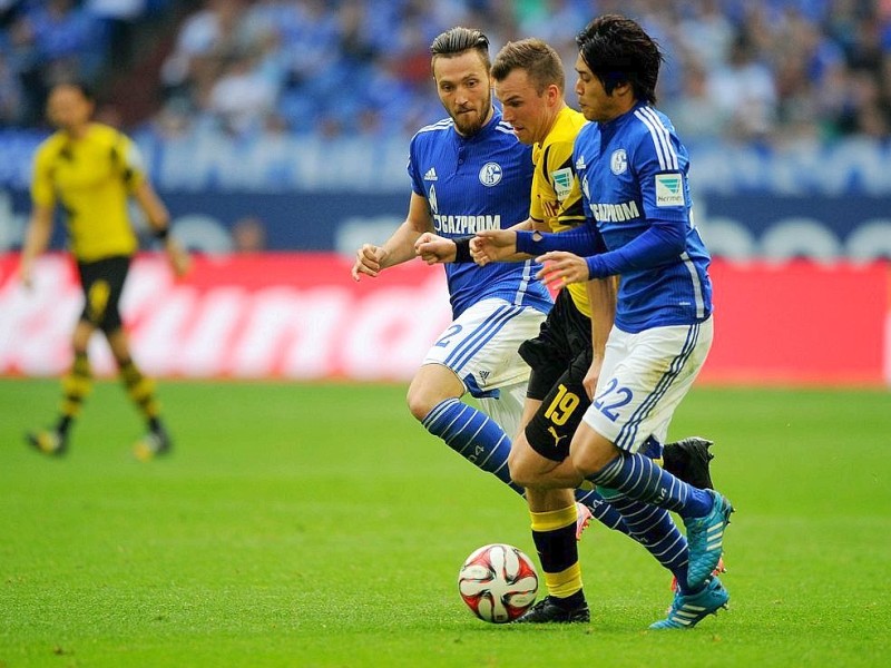Im 145. Revierderby zwischen Schalke 04 und Borussia Dortmund gingen die Schalker schon früh in der ersten Hälfte in Führung. Es trafen Joel Matip und Eric-Maxim Choupou-Moting. Der Anschlusstreffer von BVB-Stürmer Pierre-Emerick Aubameyang reichte für die Borussia nicht, um das Spiel zu drehen.