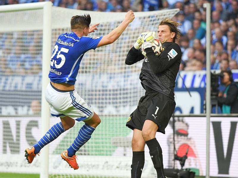Im 145. Revierderby zwischen Schalke 04 und Borussia Dortmund gingen die Schalker schon früh in der ersten Hälfte in Führung. Es trafen Joel Matip und Eric-Maxim Choupou-Moting. Der Anschlusstreffer von BVB-Stürmer Pierre-Emerick Aubameyang reichte für die Borussia nicht, um das Spiel zu drehen.