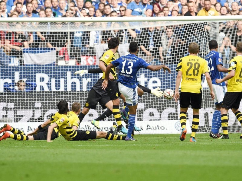 Im 145. Revierderby zwischen Schalke 04 und Borussia Dortmund gingen die Schalker schon früh in der ersten Hälfte in Führung. Es trafen Joel Matip und Eric-Maxim Choupou-Moting. Der Anschlusstreffer von BVB-Stürmer Pierre-Emerick Aubameyang reichte für die Borussia nicht, um das Spiel zu drehen.