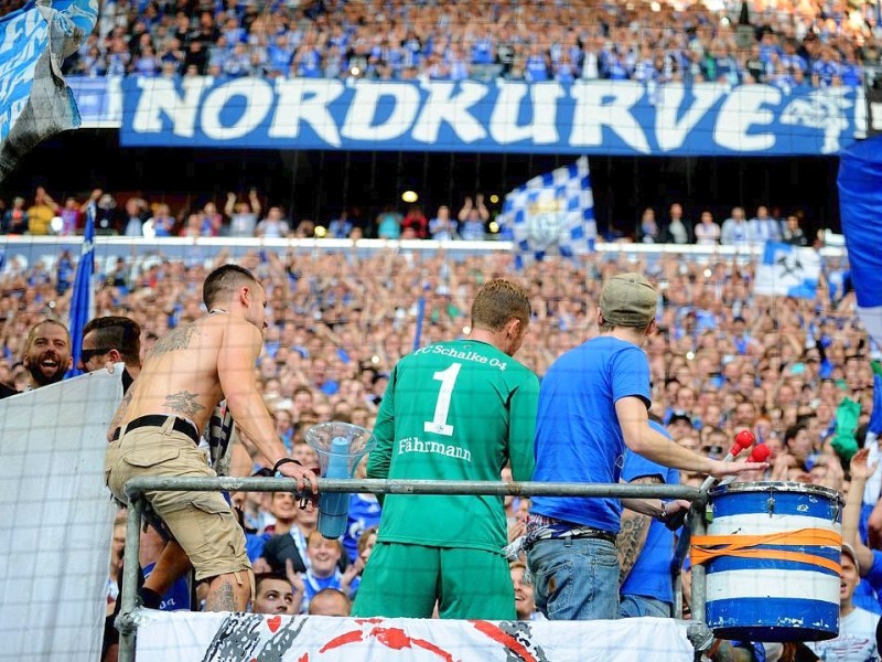 Im 145. Revierderby zwischen Schalke 04 und Borussia Dortmund gingen die Schalker schon früh in der ersten Hälfte in Führung. Es trafen Joel Matip und Eric-Maxim Choupou-Moting. Der Anschlusstreffer von BVB-Stürmer Pierre-Emerick Aubameyang reichte für die Borussia nicht, um das Spiel zu drehen.