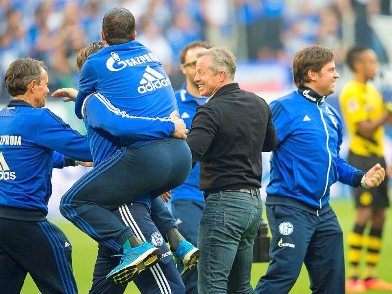 Im 145. Revierderby zwischen Schalke 04 und Borussia Dortmund gingen die Schalker schon früh in der ersten Hälfte in Führung. Es trafen Joel Matip und Eric-Maxim Choupou-Moting. Der Anschlusstreffer von BVB-Stürmer Pierre-Emerick Aubameyang reichte für die Borussia nicht, um das Spiel zu drehen.