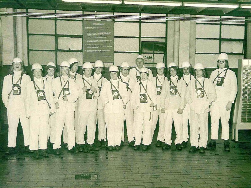 Ulrike Hinz-Proyer: Ein Gruppenfoto aus dem Deutschleistungskurs des Staatlichen Gymnasiums in Bochum. Dieses Bild wurde vor einer Grubenfahrt in eine Zeche in Moers aufgenommen, die unsere damalige Jahrgangsstufe 12 unternommen hat. Die Gruppenfahrt stand damals unter dem Motto Literatur der Arbeiterwelt. Herbert Grönemeyer steht auf dem Foto ganz links außen, ich selber daneben. Bei dem vierten von links handelt es sich im übrigen um Claude-Oliver Rudolph.