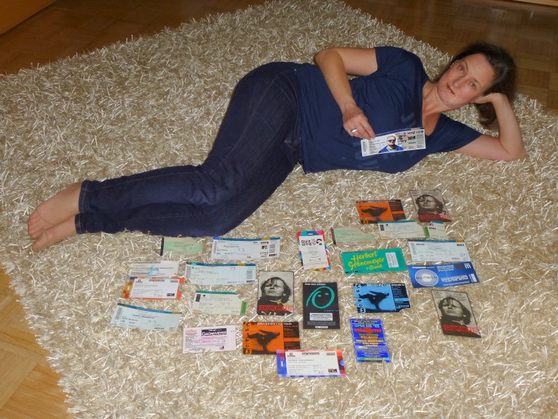 Peter Schmalbrock: Das Bild zeigt meine Freundin Birgit Krall mit ihren Grönemeyer Konzertkarten aus den letzten 30 Jahren. Sie ist ein RIESEN-Grönemeyer Fan und besitzt nicht nur alle CDs, sondern hat seit 1985 insgesamt 24 Grönemeyer Konzerte besucht. Darunter natürlich die legendären Auftritte im Ruhrstadion, aber auch das ,Geheimkonzert' im Schauspielhaus!