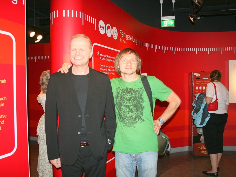Klaus Meggert: Vor vier Jahren war ich mit meiner Familie im Wachsfigurenkabinett in Berlin und da ist auch das Bild entstanden. Natürlich hätte ich mich lieber mit ihm im Original fotografieren lassen, aber vielleicht wird das ja auch mal geschehen.