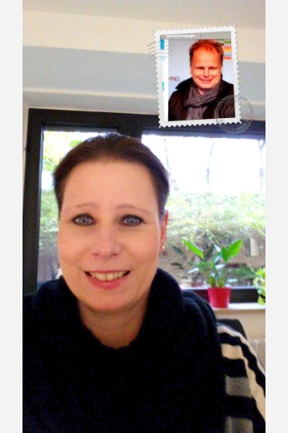Anke Hölscher: Ich bin auf der Arbeit und habe den Aufruf gehört. Spontan bin ich auf diese kreative Idee gekommen. Auf dem Foto seht ihr mich mit Herbert im Hintergrund. Ich bin riesiger Fan und kann das neue Album kaum erwarten.