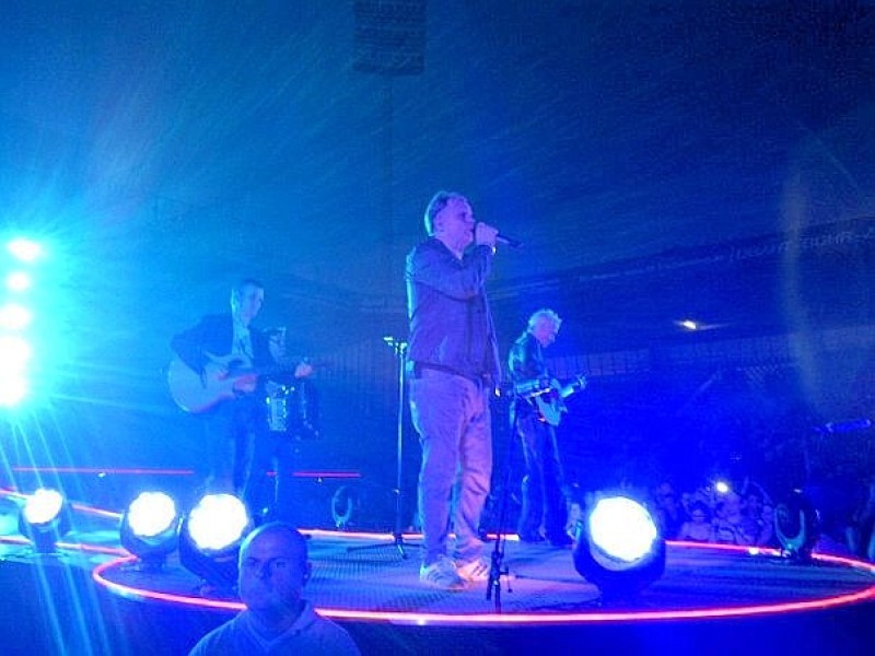 Dennis Berg: Meine Geschichte zum Foto: Beim letzten Konzert im Rewirpower-Stadion am 22. Mai 2012! Es war legendär, wie Herbert das zweite ,Bochum' fast ausschließlich von den Zuschauern singen ließ! Ich habe das ganze wie immer - und nicht nur in Bochum - aus der ersten Reihe verfolgt (was in der Regel 8 Stunden vor dem regulären Einlass Anstehen bedeutet) und gesehen, wie sehr auch Herbert diesen Abend genossen hat! Ein ganz spezieller Abend mit diesem außergewöhnlichen Künstler!.