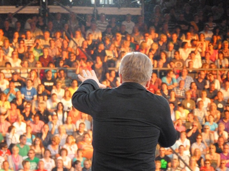 Lothar Schmidt: 22. Mai 2012,Ruhrstadion Bochum, Herbert Grönemeyer dirigiert und bringt die Fans zum Glühen. Meine Frau Monika und ich waren dabei.
