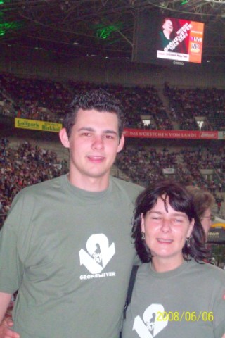 Martina Okon: Da mein Mann sich im Juni 2008 kurz vor Herbies Konzert den Mittelfuss gebrochen hat, war ich mit meinem Sohn in Mönchengladbach im Borussiapark.