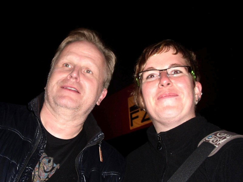 Franca Wenderoth: Mein Foto mit Herbert entstand am 15. September 2011 nach dem Konzert mit Jools Holland im FZW Dortmund. Nach dem Konzert warteten wir aufgeregt und geduldig auf Herbert und er nahm sich Zeit für Autogramme und Fotos mit allen Anwesenden. Ich weiß auch nach wie vor nicht, in welche Kamera wir auf dem Foto gucken, es war jedenfalls nicht die meiner Freundin, die das Foto von uns machte. Jedenfalls war ich danach so aufgeregt und hibbelig, dass ich die ganze Nacht nicht schlafen konnte und als erste Amtshandlung am nächsten Tag mit meiner Kollegin im Büro ein Fläschchen Sekt trinken musste.