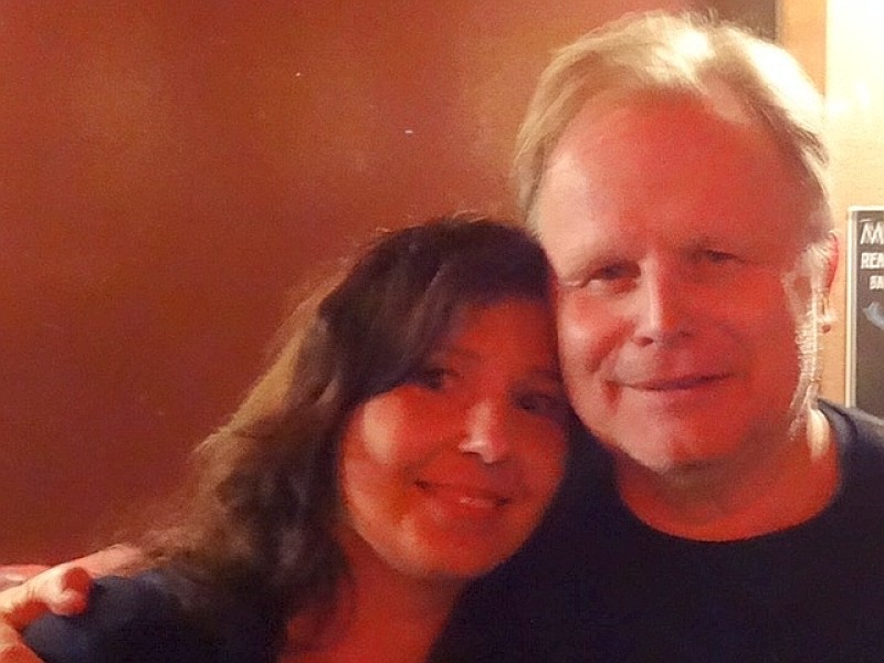 Nicole Aretz: Ich bin ein ,echter' Grönemeyer-Fan und dies ist mein liebstes Foto mit ihm. Es wurde aufgenommen in Montreal, kurz vor seinem Konzert. Ich versuche an sovielen Konzerten wie möglich teilzunehmen, was zeitlich schon schwierig ist. Für das Foto bin ich bis nach Kanada gereist, da ich ihn hier, zum Beispiel auf der Straße, wenn er privat ist, niemals ansprechen würde.