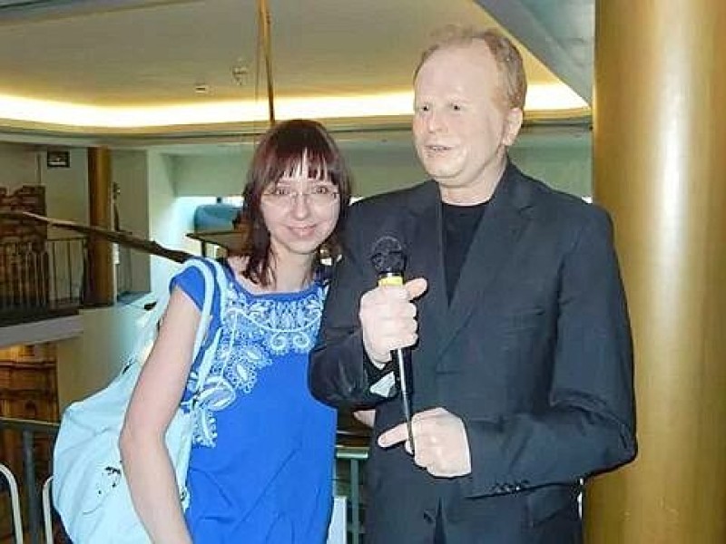 Daniela Keller: Bei meiner letzten Reise nach Hamburg stand auch ein Besuch im Panoptikum auf dem Programm. Plötzlich, wie aus dem Nichts, stand sie da, die Figur von Herbert Grönemeyer und Herbert wurde zu Wachs in meinen Händen!