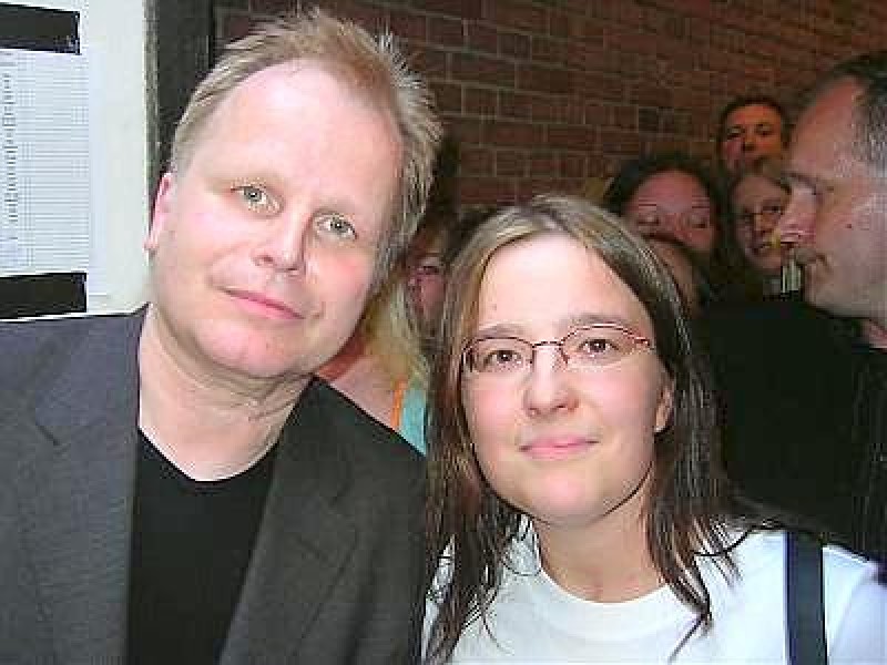 Vanessa Voigt: 2006 war Herbert kurz vor der WM zu einer Gesprächsrunde in der Christuskirche in Bochum. Dort ist dieses Foto entstanden: Diese Veranstaltung begann mit dem Videoclip von Zeit, dass sich was dreht. Als dann der letzte Ton verklungen war, kam Herbert herein unter tosendem Beifall und Jubeln. Er diskutierte mit dem Pastor der Kirche, Stefan Kuntz, Fanbeauftragten und Journalisten über Fußball, auch über seine eigene Karriere in diesem Sport, Massenbegeisterung, vor allem bei seinen Konzerten. Überraschungsgast war Herberts ehemaliger Fussballtrainer, der davon erzählte, wie sich Herbert nach den Spielen in der Kneipe ans Klavier setzte und sang. Zwischendurch gab es dann noch mal Mensch live auf Schalke von der DVD und die danachfolgende Begeisterung mit Weitersingen, Armeschwingen und La-Ola-Wellen. Herbert wirkte da aber sichtlich verlegen, sich da selbst so auf der Leinwand zu sehen. Dann kam der musikalische Teil, zu aller Überraschung sang er Der Weg auf dem Klavier, wunderschön, es klang einfach traumhaft, obwohl er wieder die obligatorischen Schwierigkeiten mit dem Text hatte, wofür er sich dann hinterher aber entschuldigt hat. Dann kamen noch Currywurst, Bochum und Halt mich, ein richtig schönes Minikonzert.