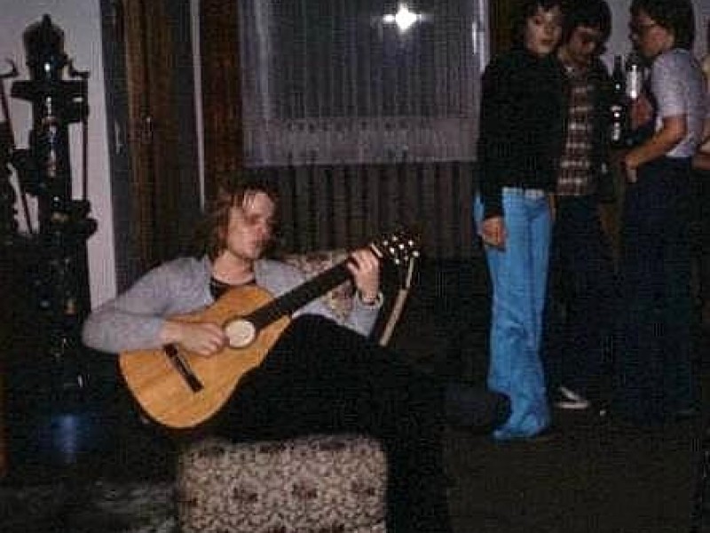 Frank Friedhoff: Dieses Foto wurde auf einer Party meiner älteren Schwester 1973 bei uns im Wohnzimmer geschossen. Ein echter Schnappschuss! Ich glaube nicht, dass Herbert dieses Foto kennt. Schon damals klampfte er voller Enthusiasmus und unterhielt die Leute. Bis heute bin ich ein Fan geblieben und freue mich auf die neue CD und weitere Lieder wie auch weitere Strophen unserer Heimathymne Bochum.