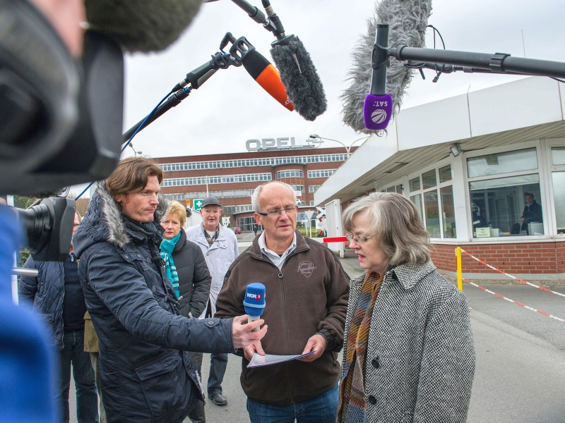Am Tag der Opel-Werksschließung treten Bochums Oberbürgermeisterin Ottllie Scholz und Opel-Betriebsrat Rainer Einenkel vor die Kameras.
