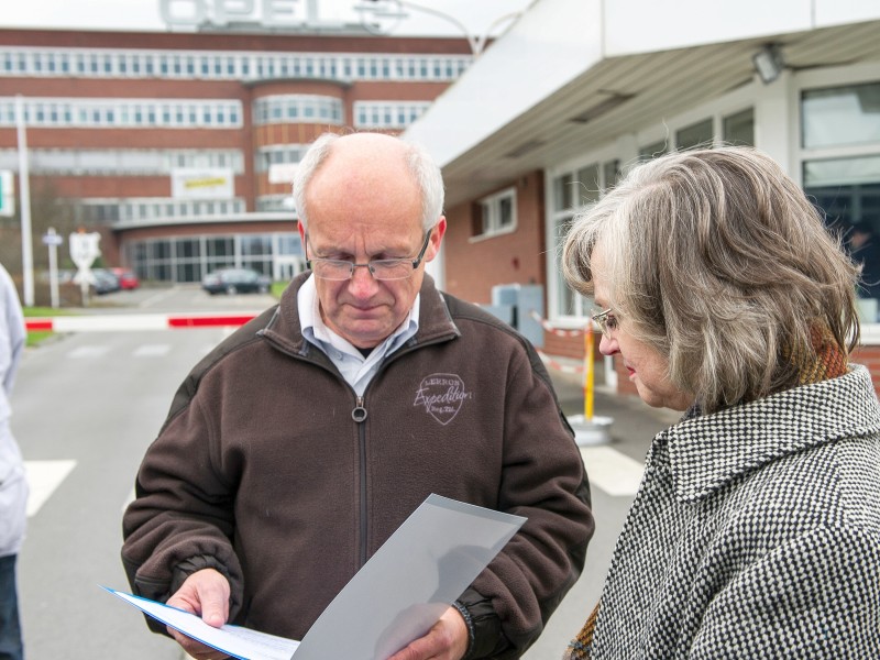 Bochums Oberbürgermeisterin Ottllie Scholz übergibt Opel-Betriebsrat Rainer Einenkel vor dem Opel-Werk ein Schreiben.