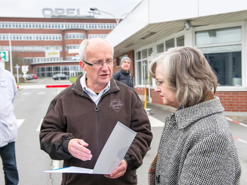 Bochums Oberbürgermeisterin Ottllie Scholz übergibt Opel-Betriebsrat Rainer Einenkel vor dem Opel-Werk ein Schreiben.