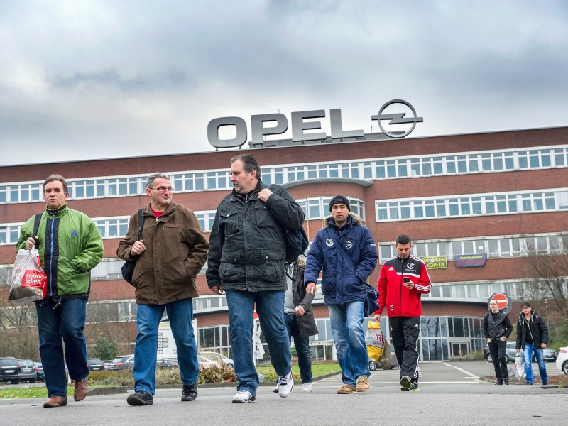 Sie kehren Opel den Rücken. Gezwungenermaßen. Arbeiter verlassen nach ihrer letzten Schicht das Bochumer Werk.