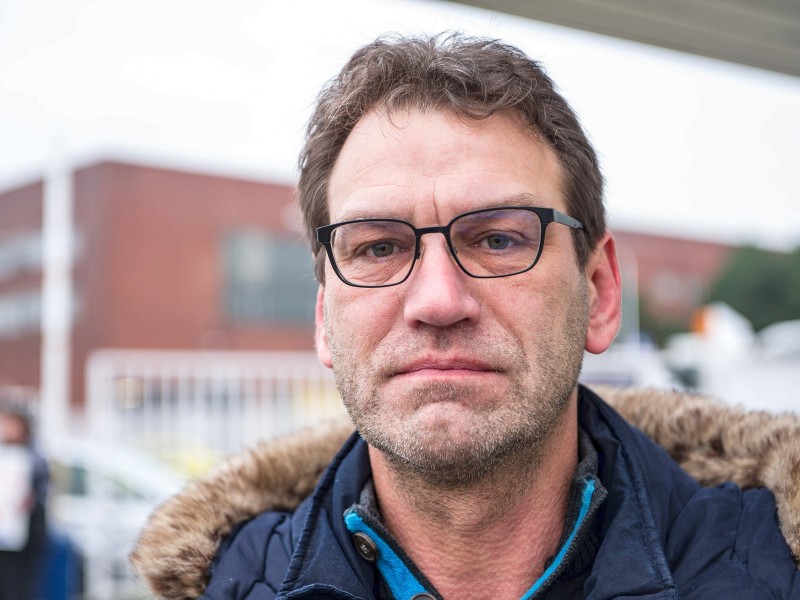 Opel-Arbeiter Alexander Weiß verlässt nach seiner letzten Schicht das Opel-Werk.