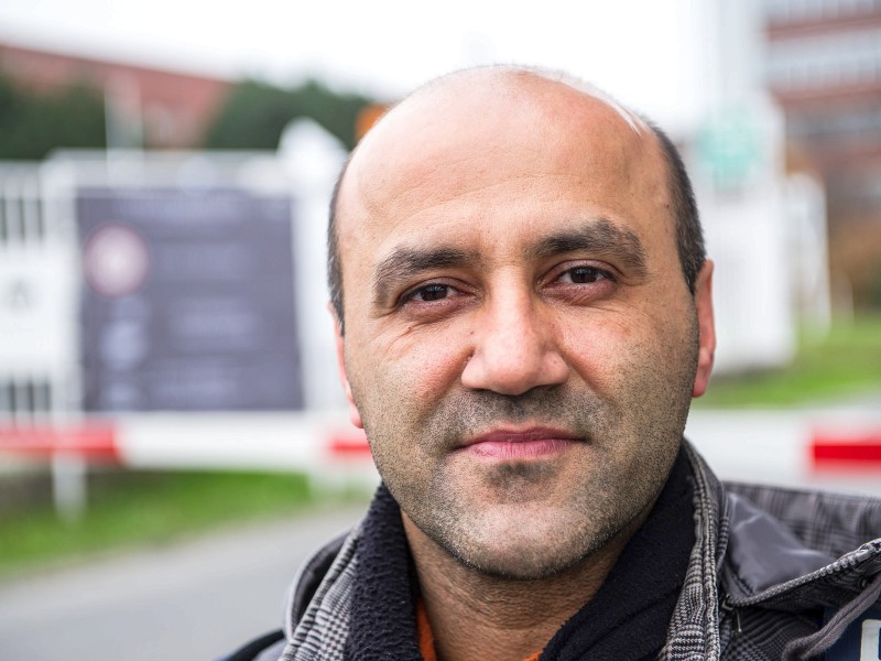 Opel-Arbeiter Mihat Güler verlässt nach seiner letzten Schicht das Opel-Werk.