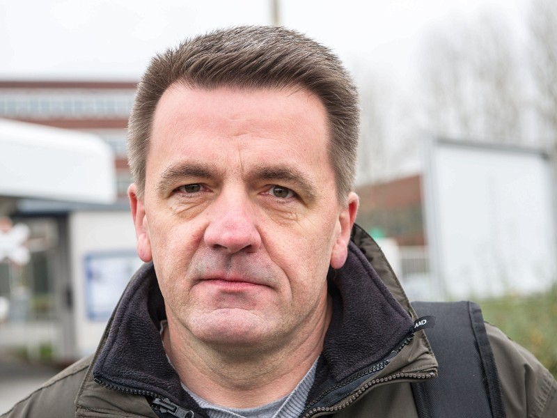 Opel-Arbeiter Burkhard Aust verlässt nach seiner letzten Schicht das Opel-Werk.