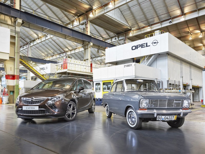 Einer der letzten Opel, die in Bochum gebaut wurden, ein Zafira Tourer (links), und eines der ersten Autos, die in Bochum gefertigt wurden, ein Opel Kadett a aus dem Frühjahr 1963. Nach 52 Jahren im Ruhrgebiet hat der Autobauer Opel die Produktion in seinem Bochumer Werk beendet.