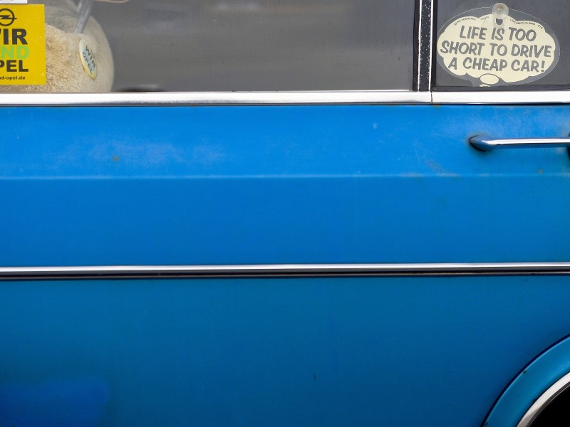 Life is too short to drive a cheap car! - Das Leben ist zu kurz, um ein billiges Auto zu fahren!, steht auf einem Aufkleber an einem alten Opel auf dem Werksgelände.