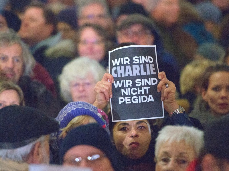 Mehr als 5000 Pegida-Gegner haben am Montag (12.1.) in Düsseldorf demonstriert. Ihnen standen 350 Pegida-Anhänger gegenüber.