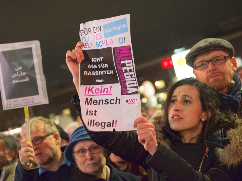 ... demonstriert. Den 5000 Demonstranten standen nur etwa...